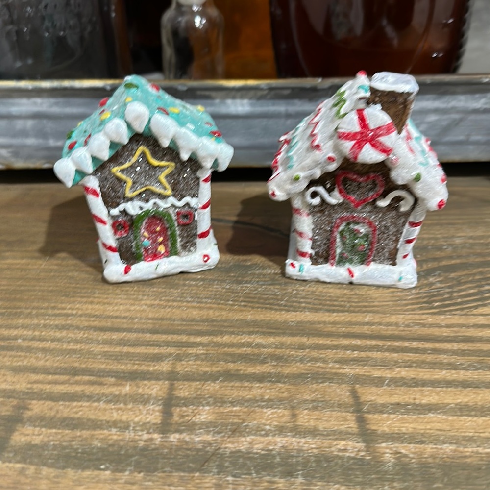 Set of 2 Gingerbread Houses